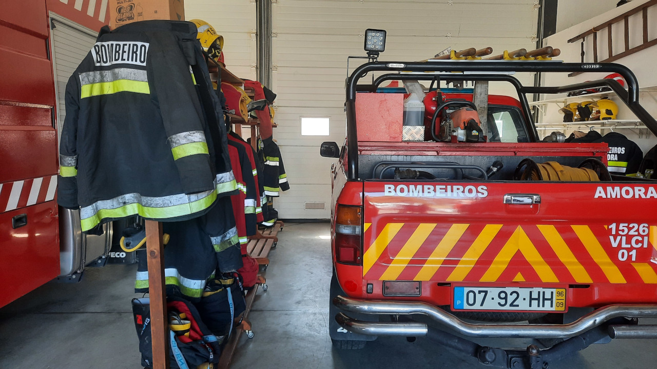 Um morto em incêndio em prédio na Amora – O Vilaverdense