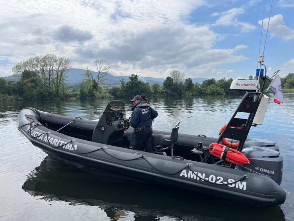 Retirado corpo do condutor do carro que caiu em praia fluvial em Mesão Frio  – O Vilaverdense