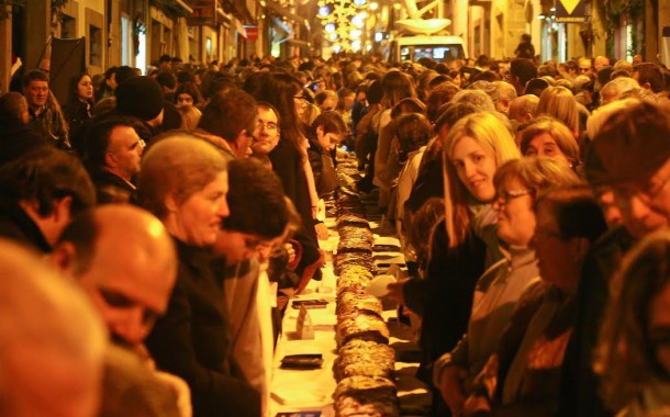 Três dezenas de pastelarias oferecem este sábado à cidade bolo-rei de 120 metros de cumprimento