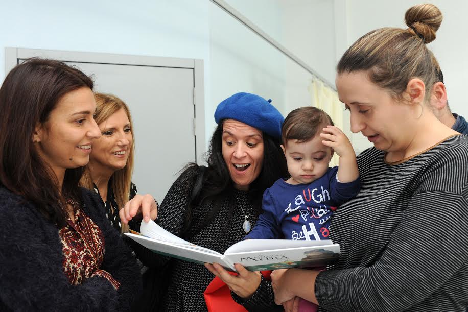 Vereadoras oferecem livro ‘A Melodia de Mara’ a crianças internadas no hospital
