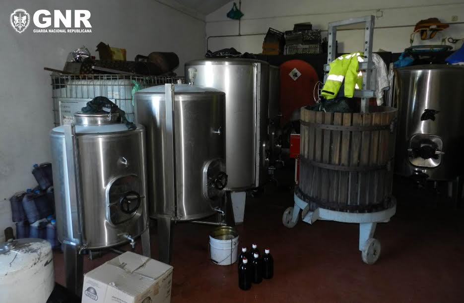 GNR do Porto aprende 82 mil euros em álcool, bebidas alcoólicas e tabaco e detém dois homens