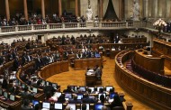 Assembleia da República aprova reposição dos feriados com abstenção da direita e ‘sim’ do Vaticano