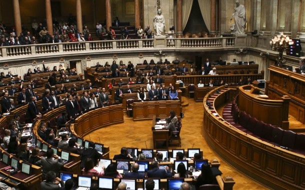 Assembleia da República aprova reposição dos feriados com abstenção da direita e ‘sim’ do Vaticano