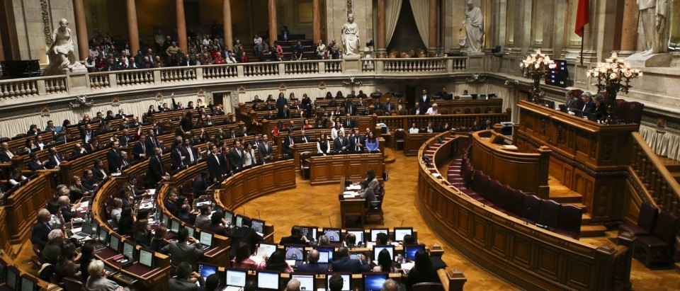 Assembleia da República aprova reposição dos feriados com abstenção da direita e ‘sim’ do Vaticano