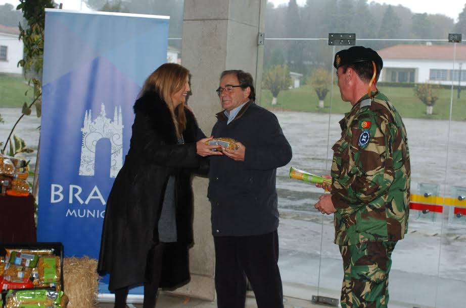 Regimento de Cavalaria e câmara entregam à Cruz Vermelha alimentos recolhidos na corrida de S. Silvestre