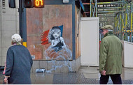 Banksy denuncia condições do acampamento de refugiados de Calais com mural junto à embaixada de França em Londres