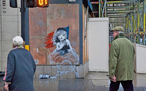 Banksy denuncia condições do acampamento de refugiados de Calais com mural junto à embaixada de França em Londres