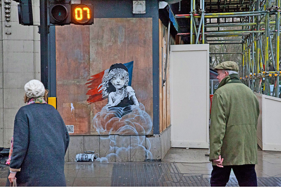 Banksy denuncia condições do acampamento de refugiados de Calais com mural junto à embaixada de França em Londres