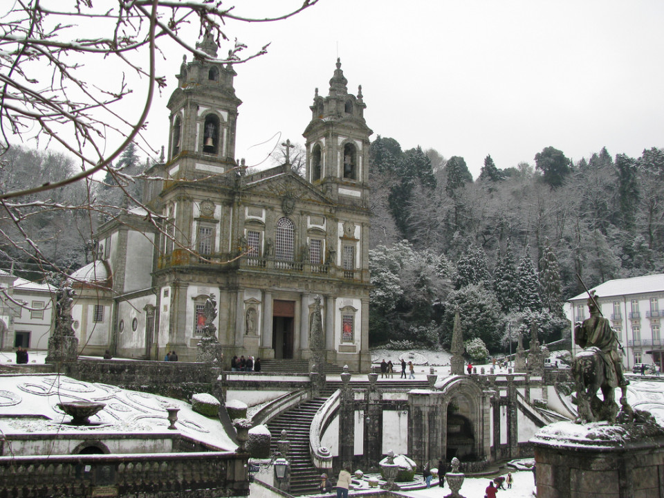 INSÓLITO: Falso Nevão no Bom Jesus entope… telefones da Confraria