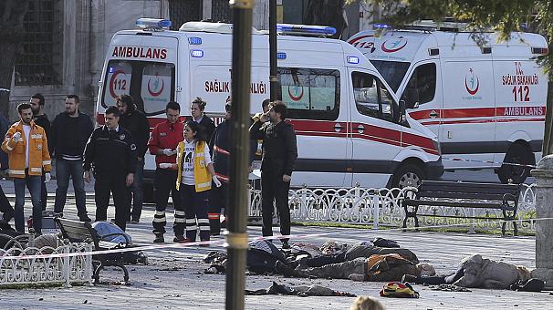 Atentado de Istambul atribuído a bombista suicida do Estado Islâmico mata 10 turistas