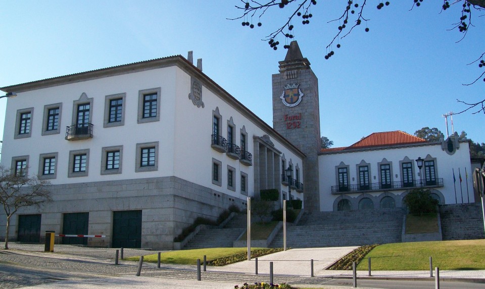 Adiado julgamento de ex-técnica da Câmara da Póvoa de Lanhoso acusada de falsificação de visto do TC