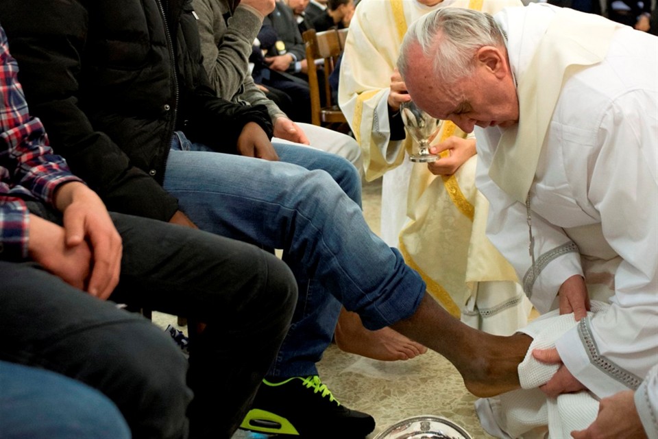 Papa Francisco abre cerimónia do lava-pés a mulheres