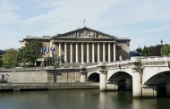 França aprova mudanças constitucionais sobre retirada da nacionalidade a condenados por associação ao terrorismo