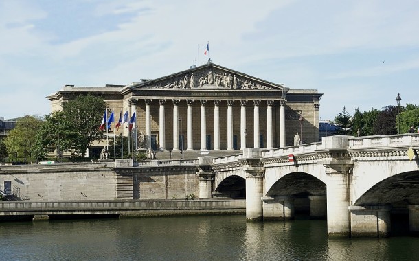 França aprova mudanças constitucionais sobre retirada da nacionalidade a condenados por associação ao terrorismo