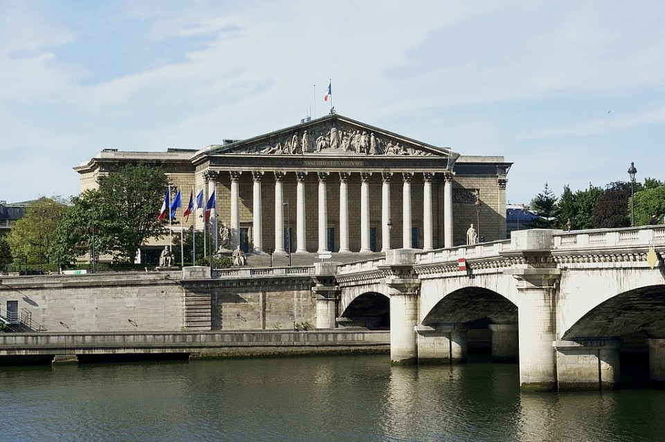 França aprova mudanças constitucionais sobre retirada da nacionalidade a condenados por associação ao terrorismo
