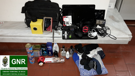 Usava aparafusadora para assaltar casas e foi detido em Guimarães; Cúmplices escaparam