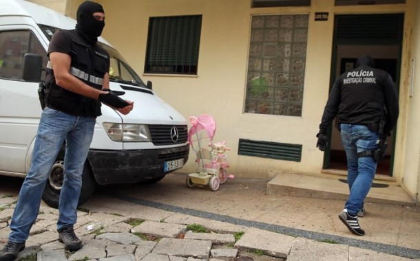 ÚLTIMA HORA: PSP deteve hoje dois homens por tráfico de drogas em buscas no bairro social das Enguardas, em Braga