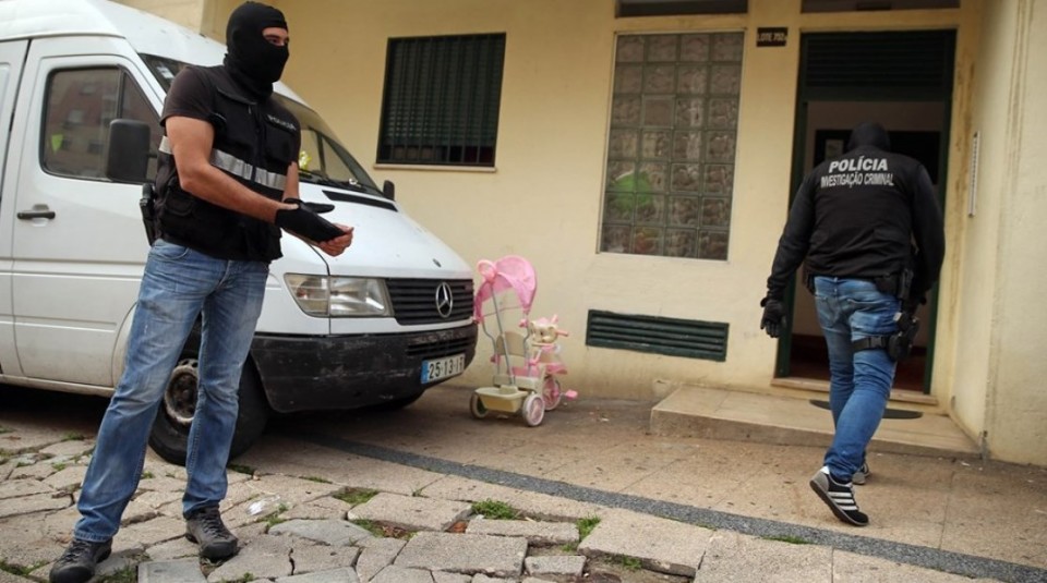 ÚLTIMA HORA: PSP deteve hoje dois homens por tráfico de drogas em buscas no bairro social das Enguardas, em Braga
