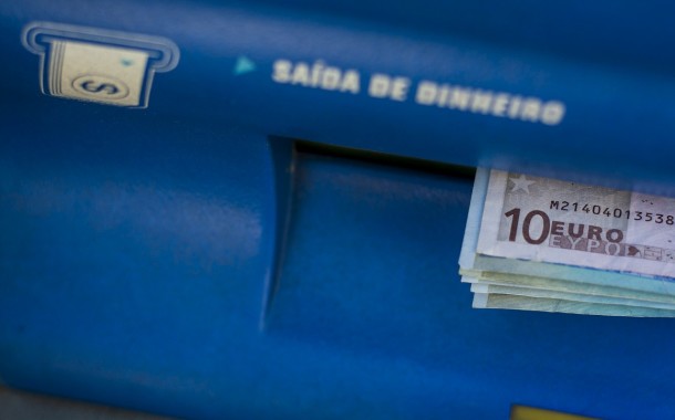Mulher entrega 400 euros sob ameaça de arma branca