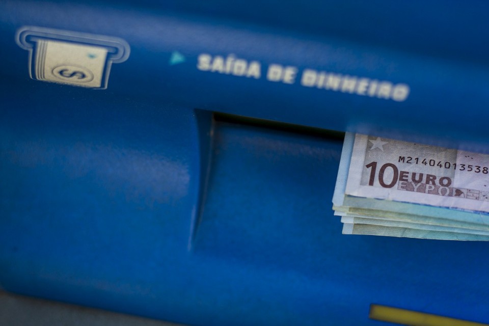 Mulher entrega 400 euros sob ameaça de arma branca