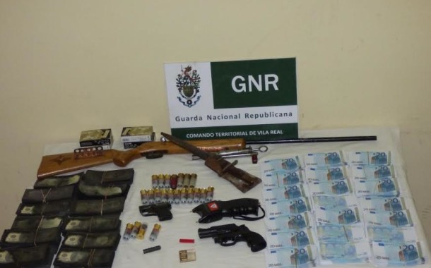 GNR de Chaves apreende armas e 200 mil euros em notas falsas