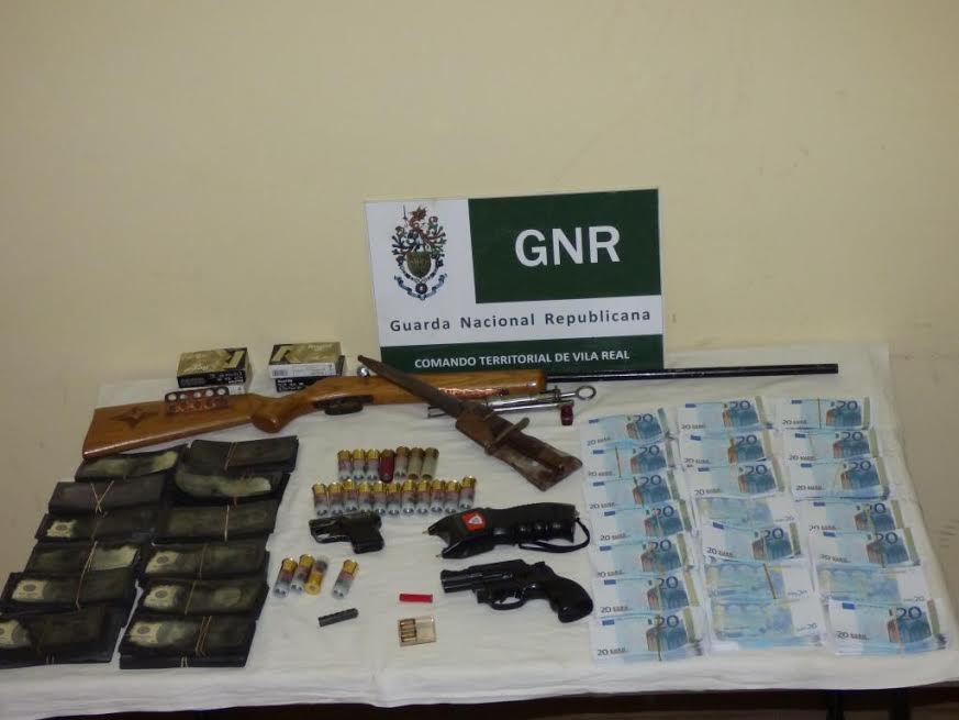 GNR de Chaves apreende armas e 200 mil euros em notas falsas