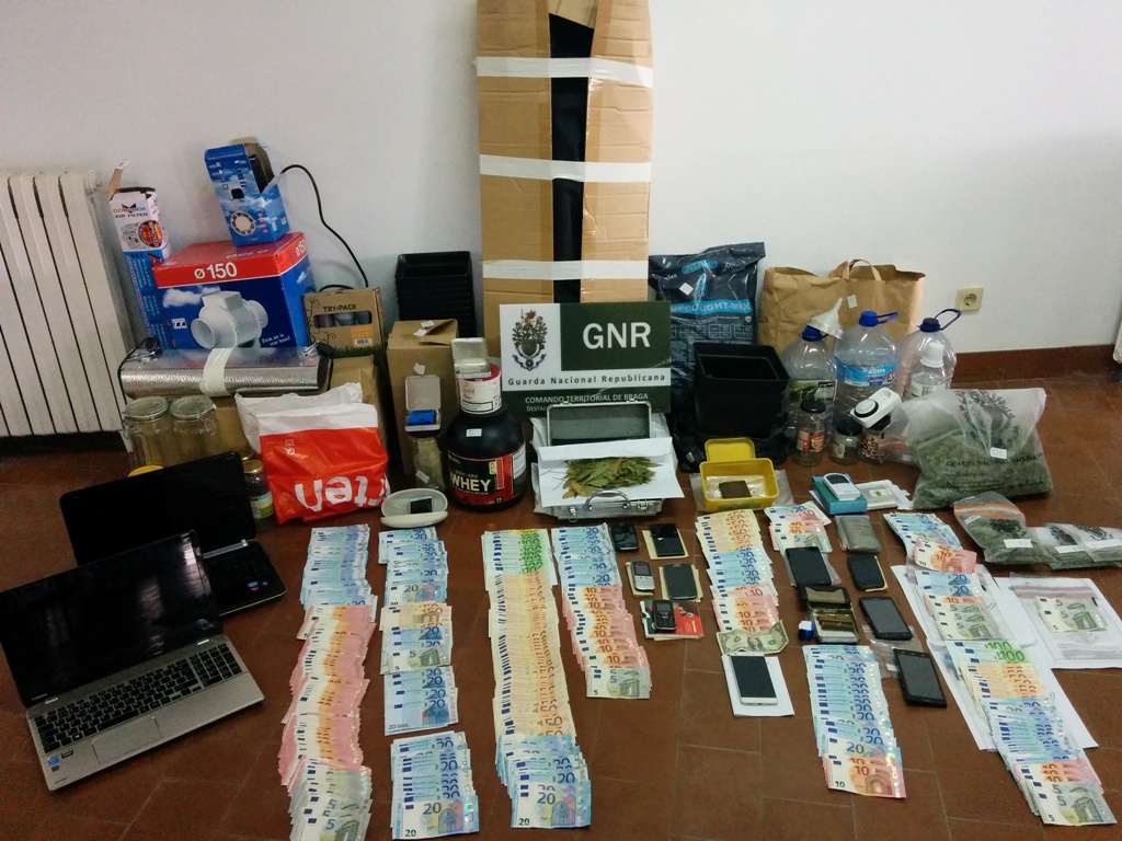 Cinco detidos e mais de 730 doses de droga apreendidas em Guimarães