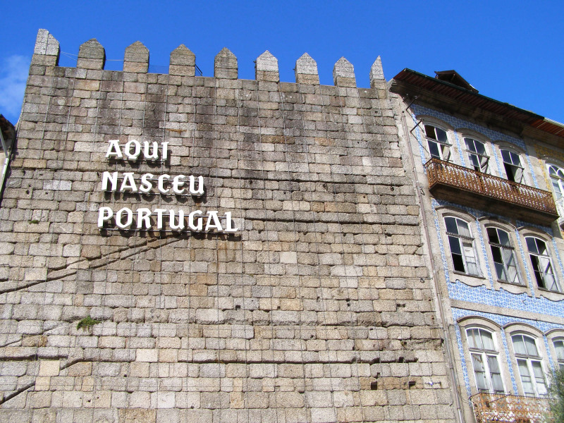 PSD de Guimarães acusa autarquia socialista de “desorientação” e incompetência no caso da torre da muralha