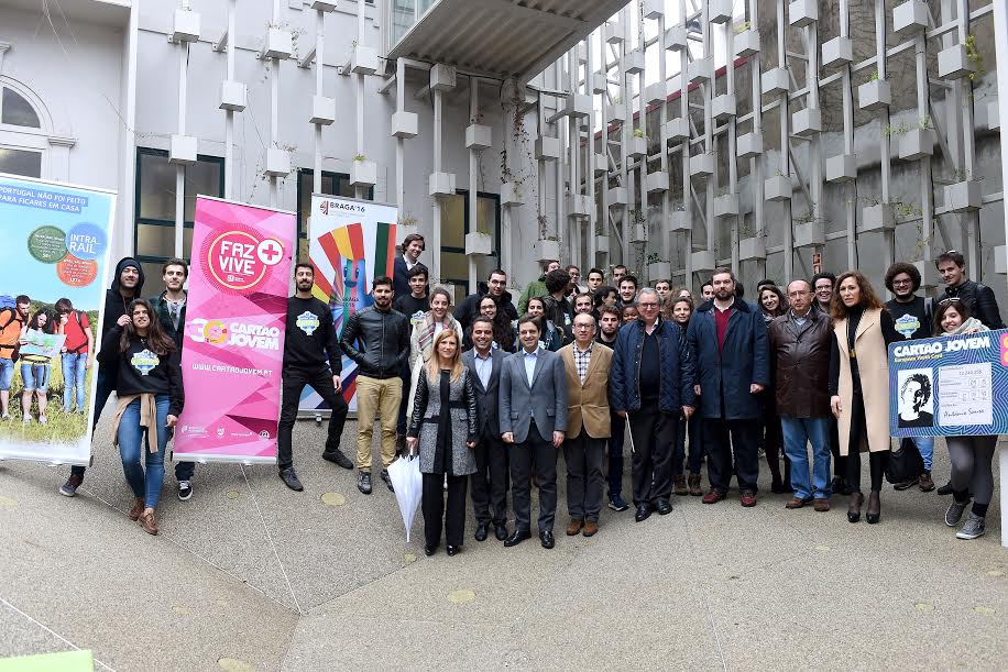 Viajar é bom, viajar solidariamente é melhor: jovens chegam a Braga de Intra-rail e ajudam Colégio S. Caetano
