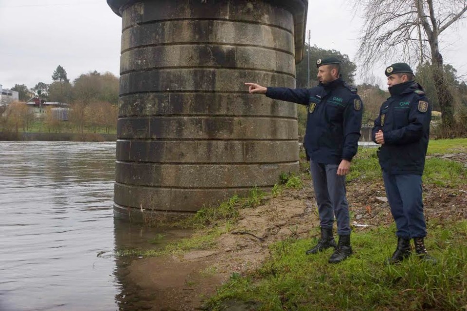 Militares da GNR que salvaram mulher que caiu da Ponte do Bico candidatos ao Prémio Altruísmo