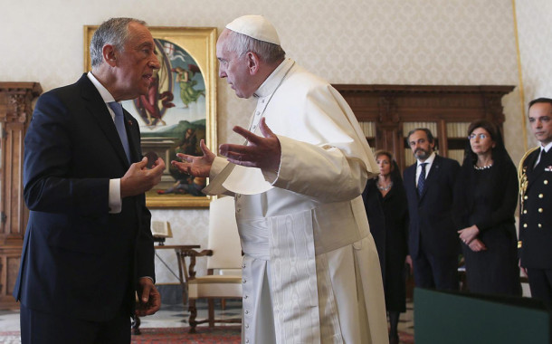 Francisco lembra a Marcelo que “políticos são chamados a construir a paz”, e Marcelo convida Francisco a visitar Fátima
