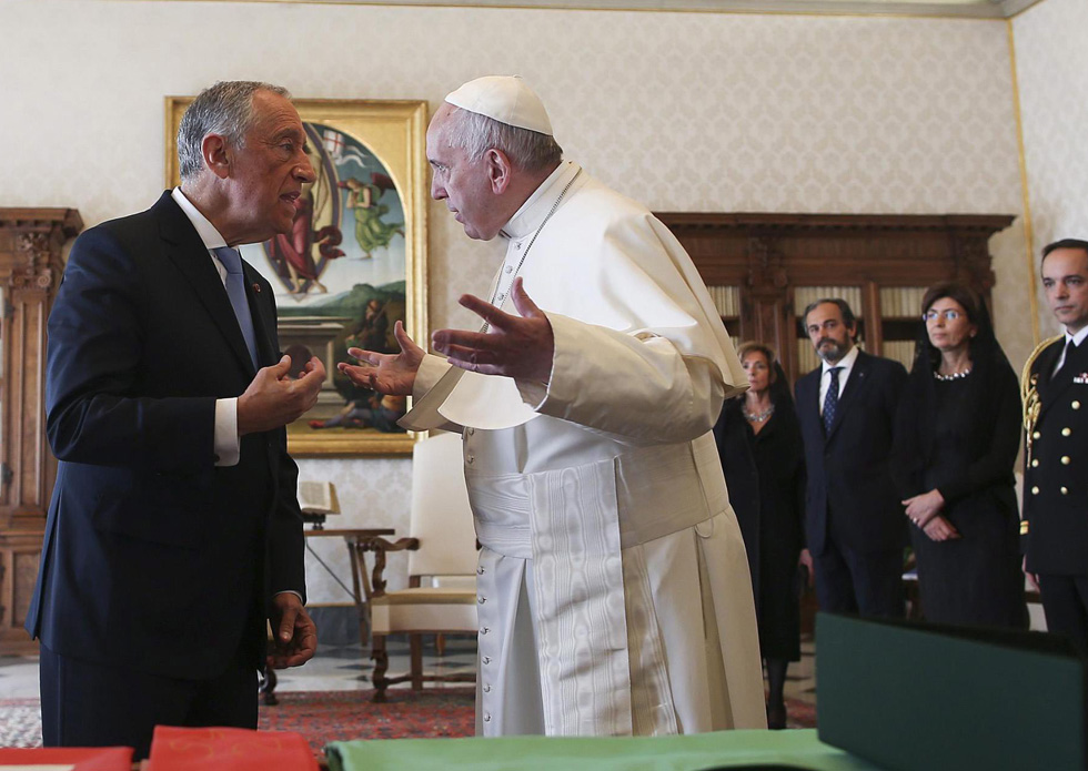 Francisco lembra a Marcelo que “políticos são chamados a construir a paz”, e Marcelo convida Francisco a visitar Fátima