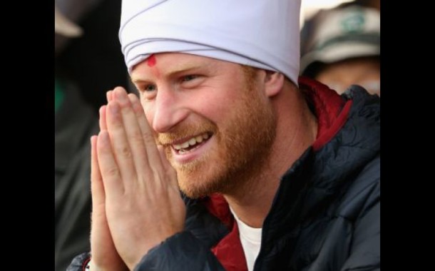 Príncipe Harry visita Nepal e adapta-se à cultura local