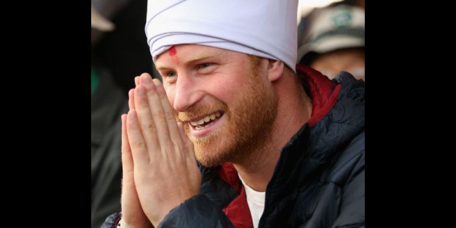 Príncipe Harry visita Nepal e adapta-se à cultura local