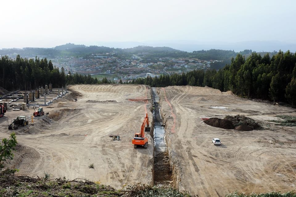 A Câmara obrigada a indemnizar ex-proprietário da parcela do Campo de Tiro em 200 mil euros; ‘derrapagens’ atingem os 350 mil