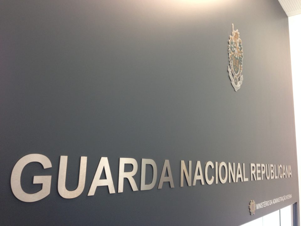 GNR de Guimarães detém homem e apreende mais de 50 mil euros em toalhas e lençóis