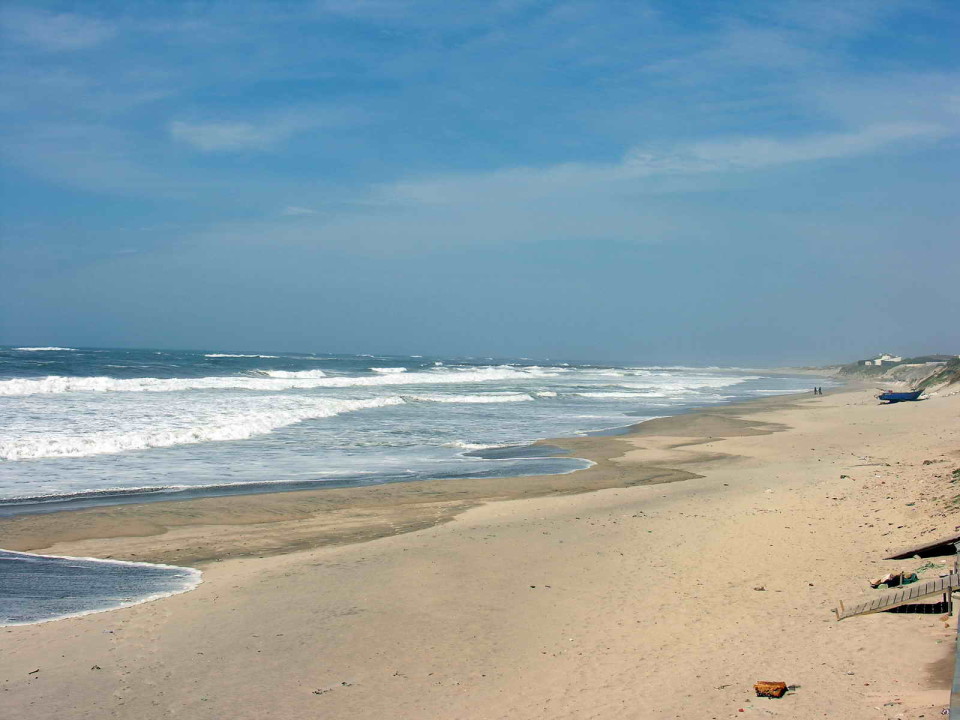 Corpo de um homem em decomposição encontrado  na Praia do Molho Norte, em Ofir