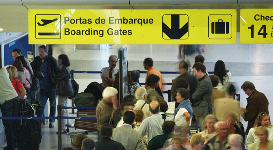 Parlamento Europeu aprova registo e partilha dos dados de passageiros
