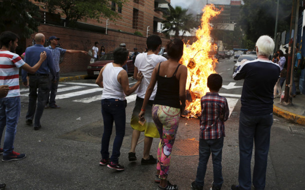 Venezuela: Empresa estatal corta a luz ao Parlamento e … cerveja acaba