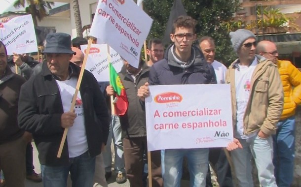 Meia centena de suinicultores manifestam-se com bandeiras pretas em Famalicão