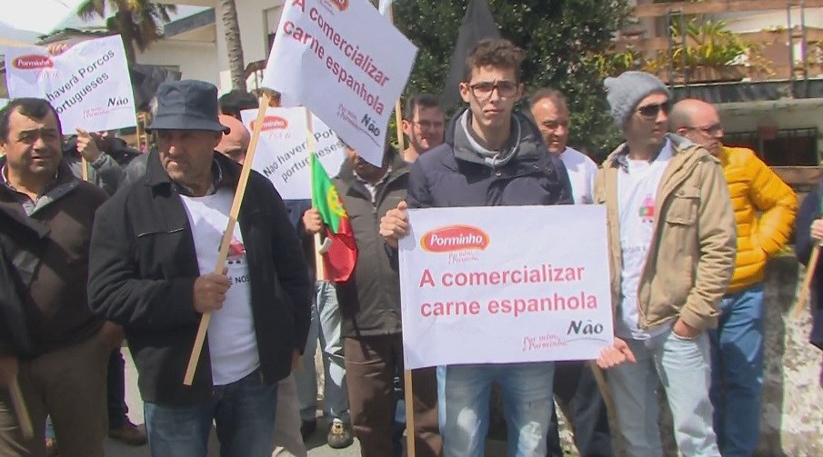 Meia centena de suinicultores manifestam-se com bandeiras pretas em Famalicão