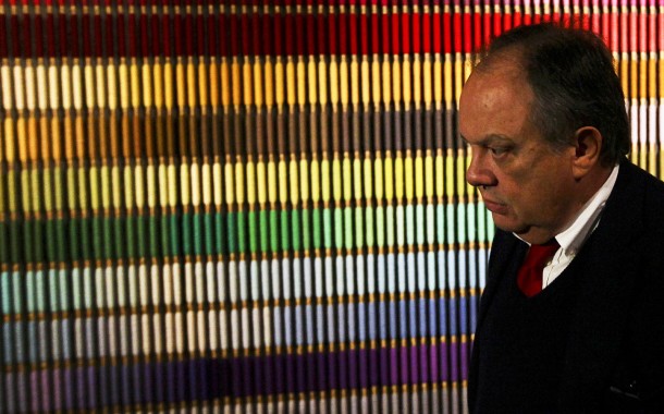 Ministro da Cultura promete, via Facebook, dar um “par de bofetadas” a cronista do jornal Público