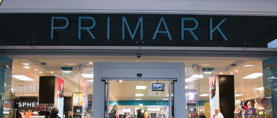 Duas adolescentes detidas no Reino Unido por rapto de criança na Primark