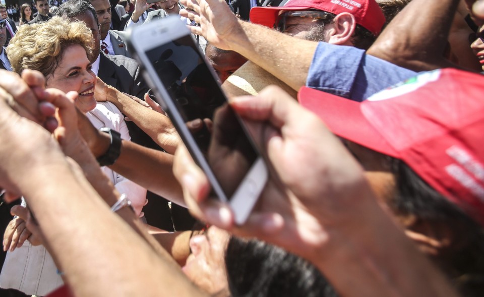 Dilma diz que cometeu erros, “mas não crimes” e promete resistir contra “golpe de Estado”