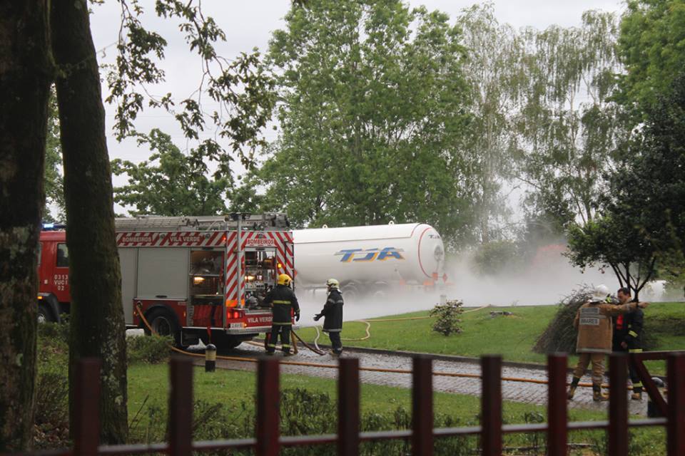 Bombeiros de Vila Verde evitam tragédia em Soutelo; camião libertou 2300 quilos de gás