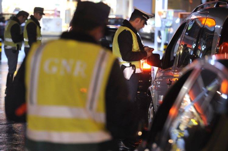 GNR: 94 detidos e 1810 infracções de trânsito durante o fim-de-semana