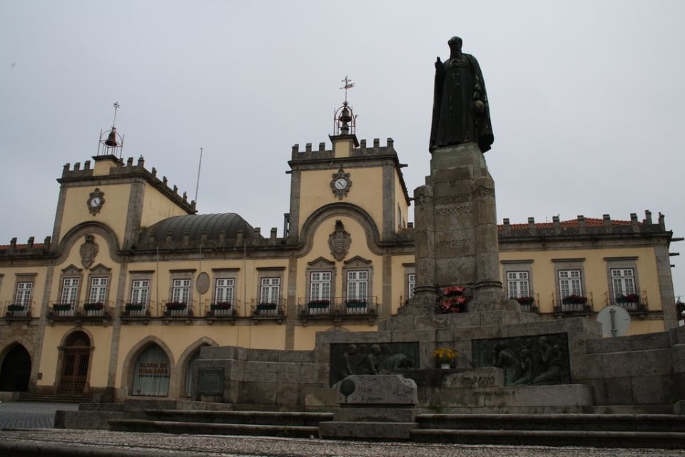Crise na Câmara de Barcelos explosiva: Costa Gomes suspende reunião de executivo e vereadores sem acesso a email