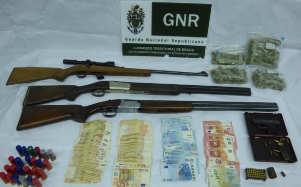 GNR detém dois homens posse de quatro armas, droga e dinheiro em Vieira do Minho