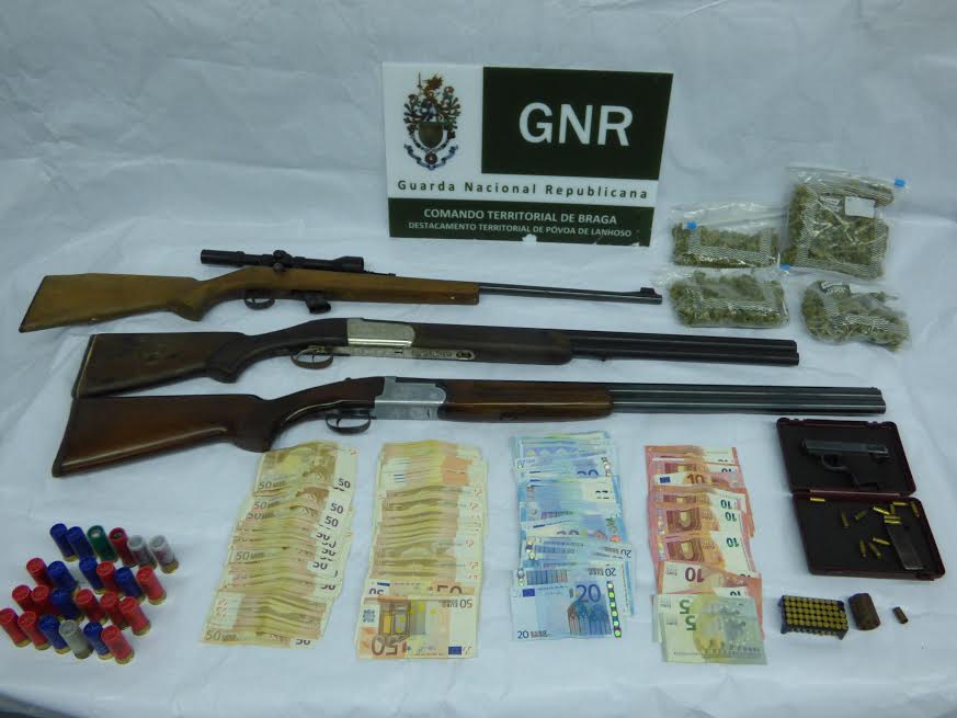 GNR detém dois homens posse de quatro armas, droga e dinheiro em Vieira do Minho