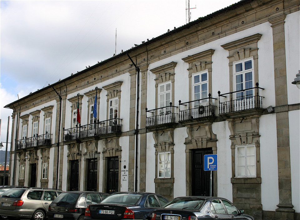 Estrangeiro ‘ataca’ sentinela do Comando da PSP de Braga à pedrada e acaba… ‘dentro’